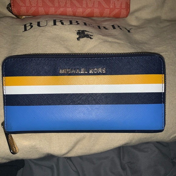 Michael Kors Handbags - 🌺Michael Kors Wallet- EUC- RETAIL $129🌺